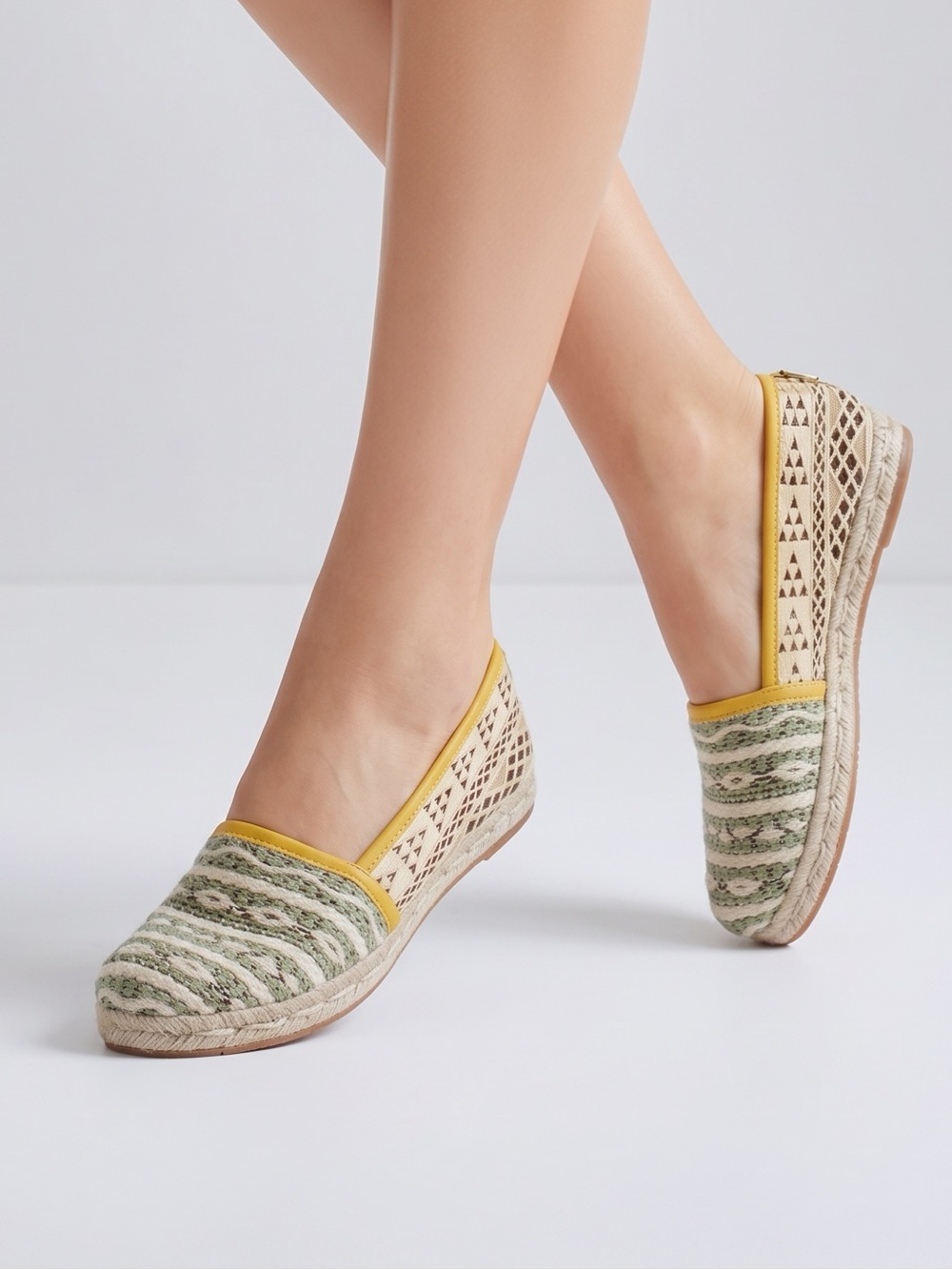 Cobra Society flats made with wool and leather: Bohemian, Folk, Naturalist